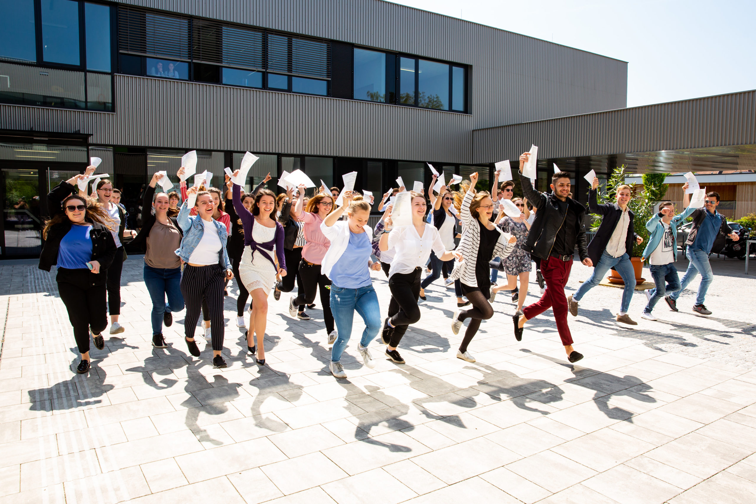 Freudige Gesichter am letzten Schultag