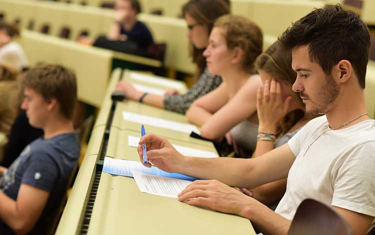 ÖH Studien- und MaturantInnenberatung - Schule & Beruf
